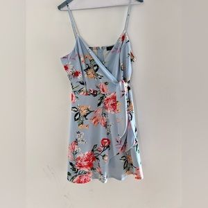 Dress with tie on the side